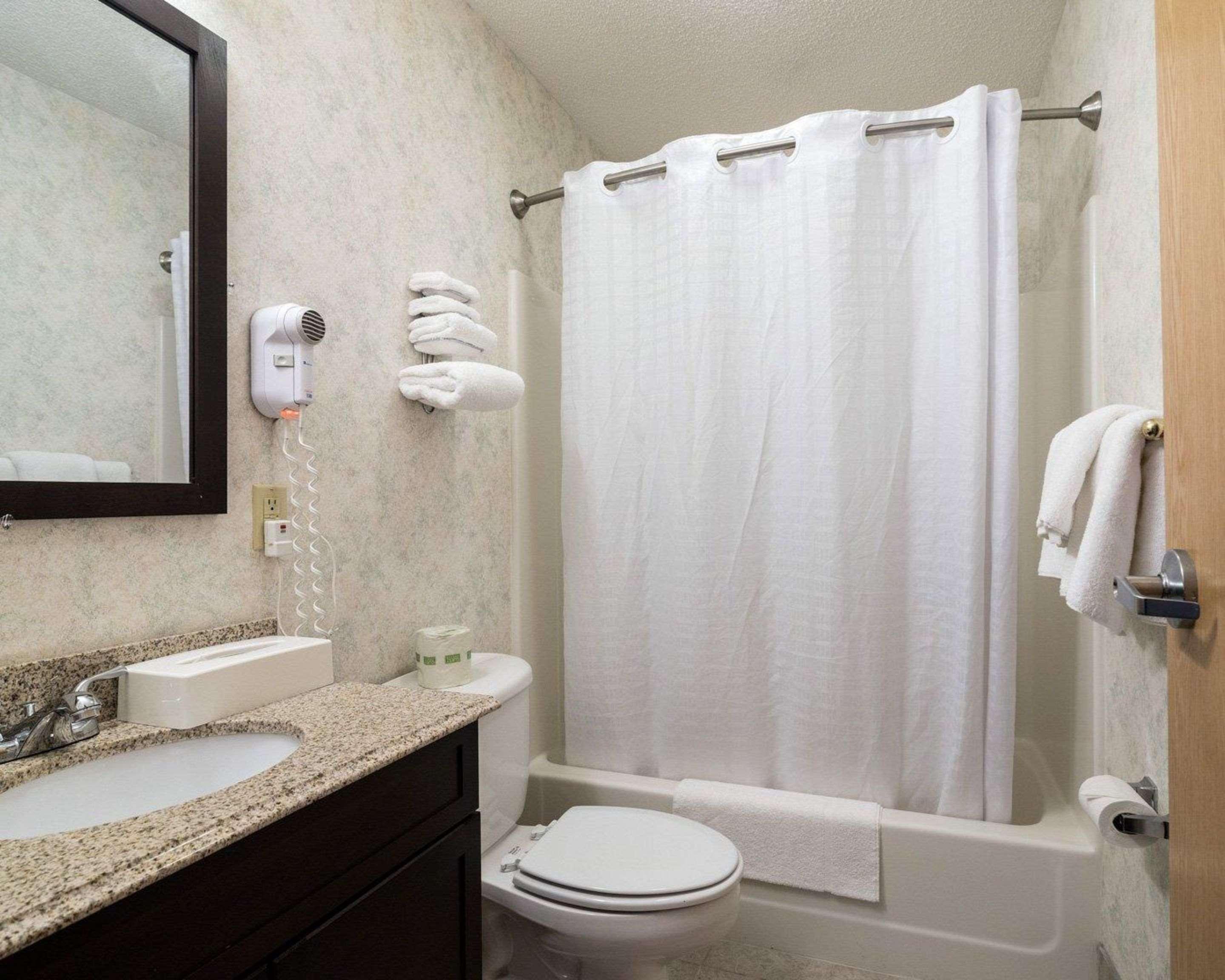 Econo Lodge Inn & Suites Канандейгуа Экстерьер фото
