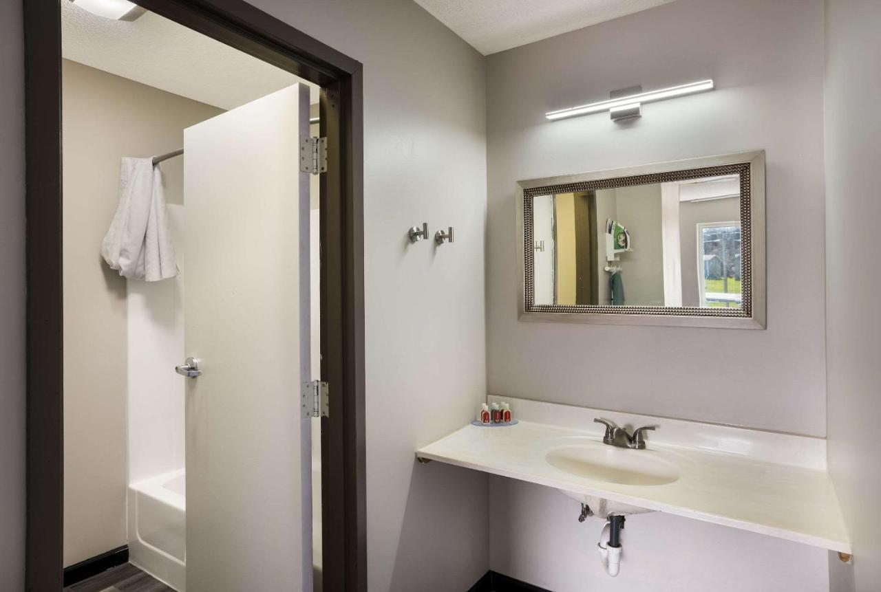 Econo Lodge Inn & Suites Канандейгуа Экстерьер фото