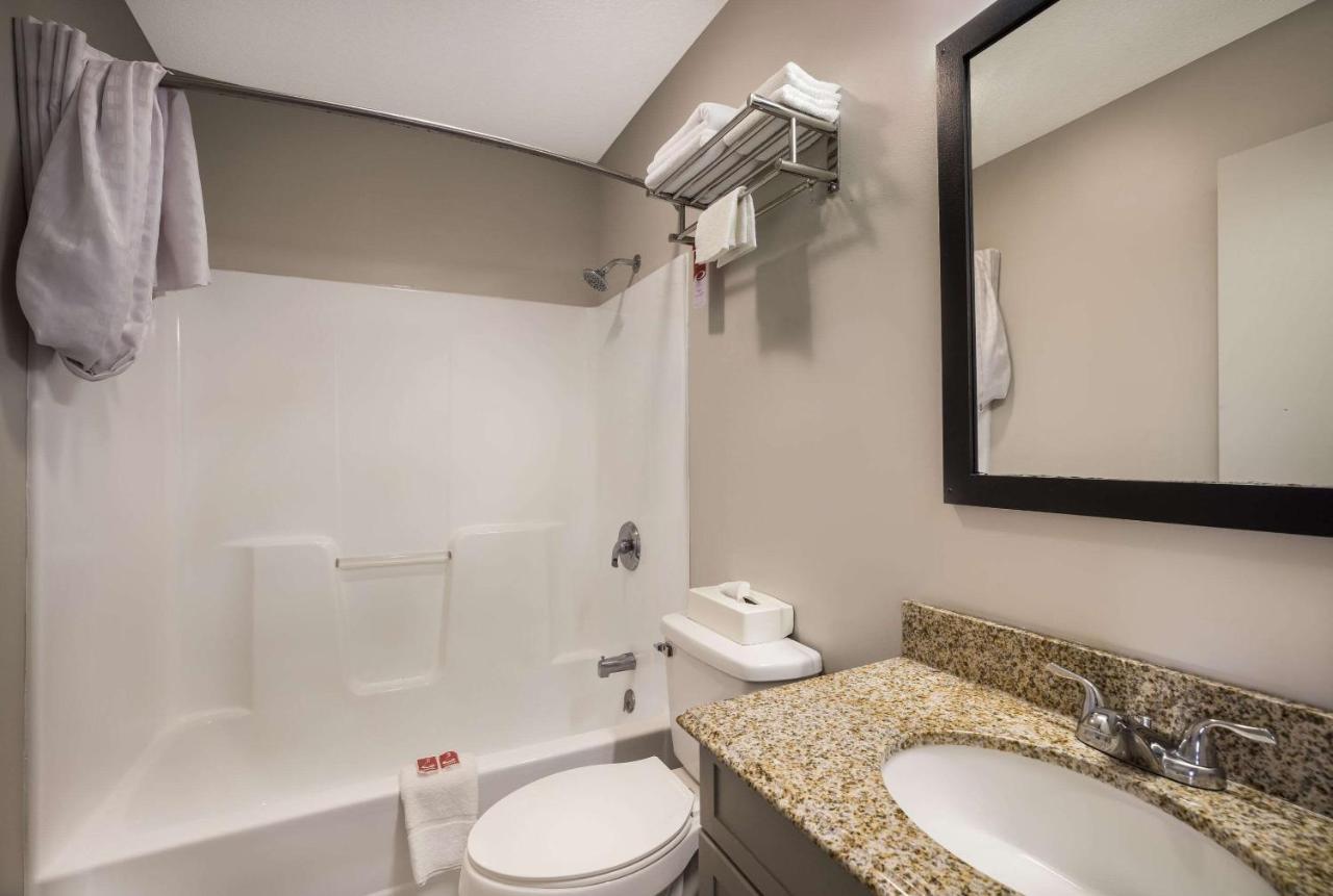 Econo Lodge Inn & Suites Канандейгуа Экстерьер фото