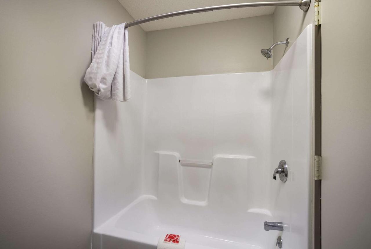 Econo Lodge Inn & Suites Канандейгуа Экстерьер фото