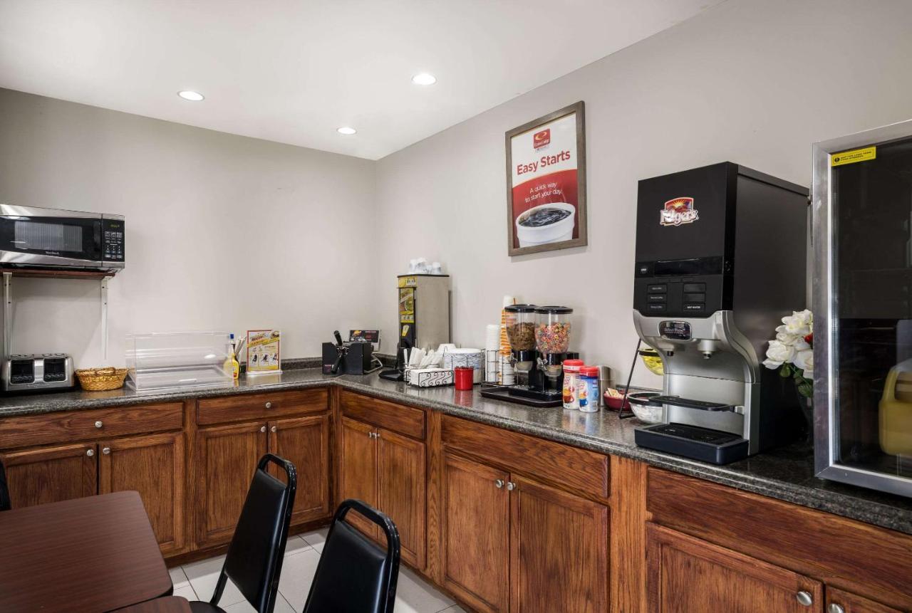 Econo Lodge Inn & Suites Канандейгуа Экстерьер фото