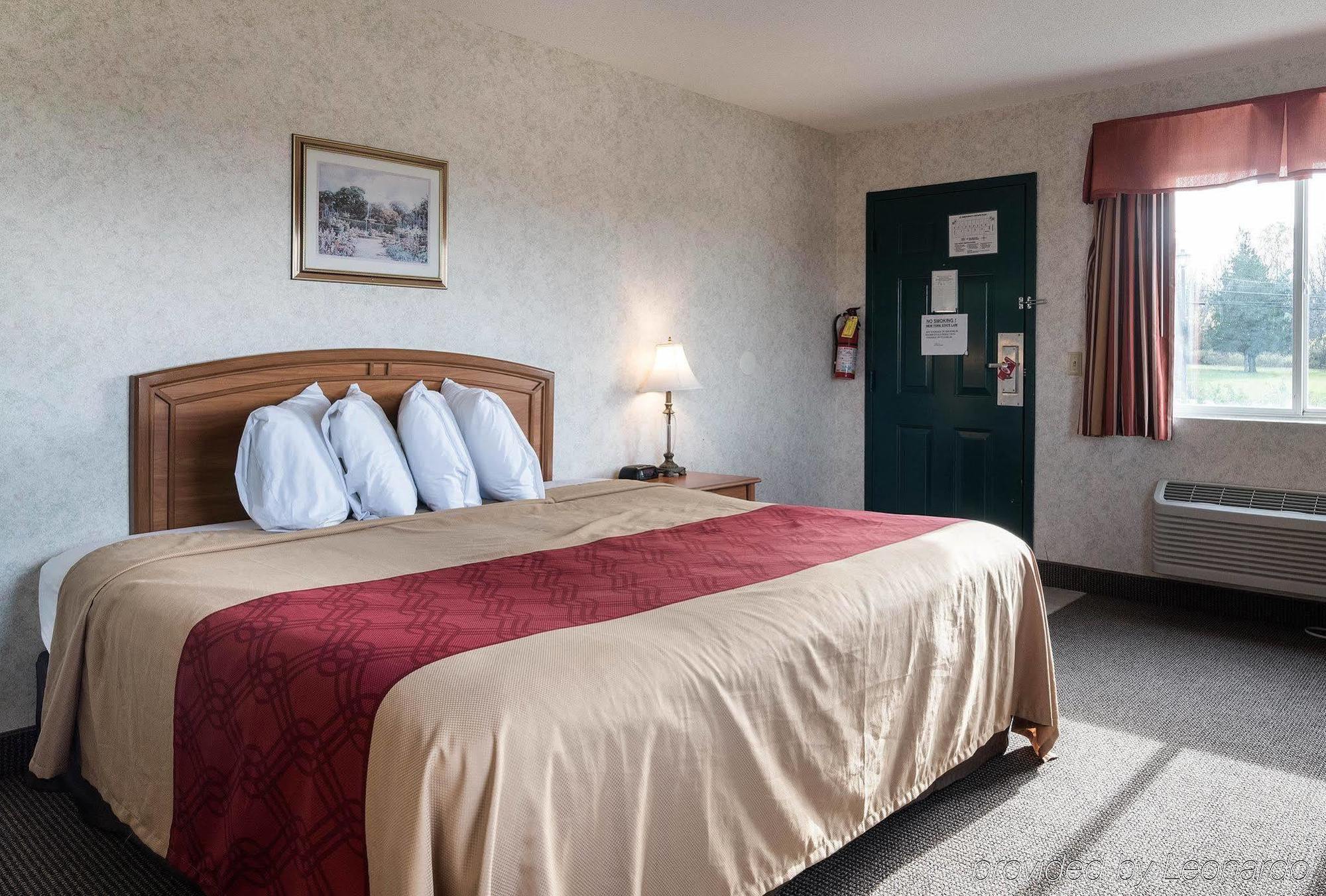 Econo Lodge Inn & Suites Канандейгуа Экстерьер фото
