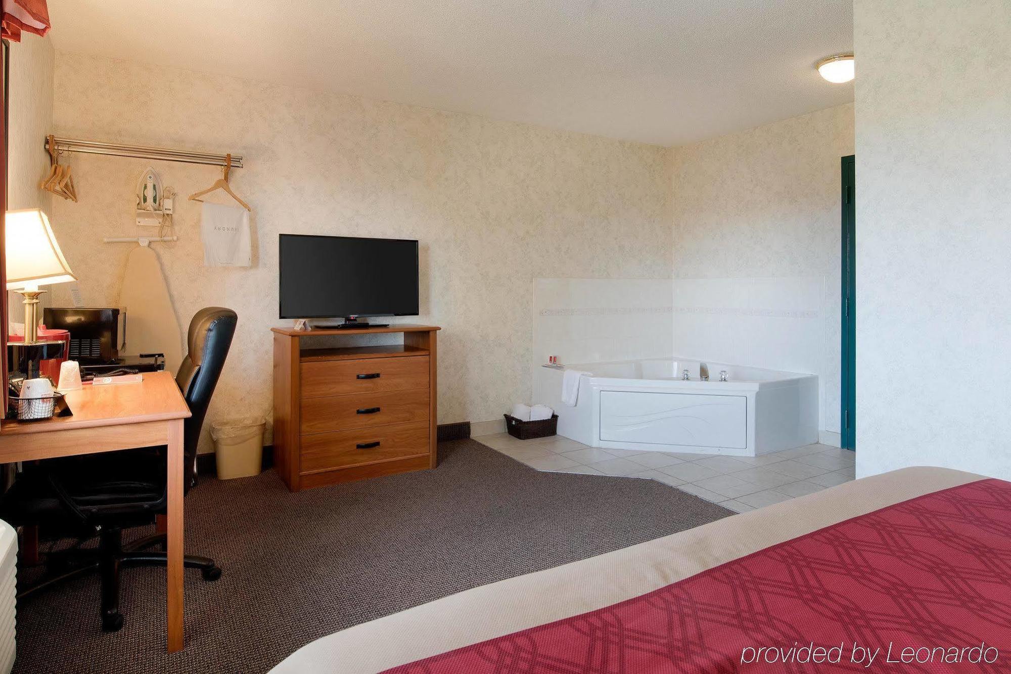 Econo Lodge Inn & Suites Канандейгуа Экстерьер фото